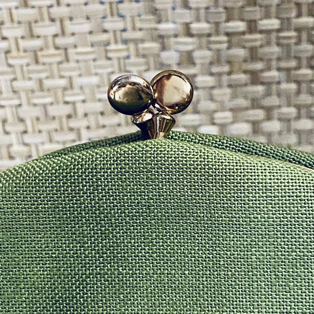SOLD🌟HP🌟VTG 1950s Green Linen Kiss Clasp Handbag - Picture 2 of 12
